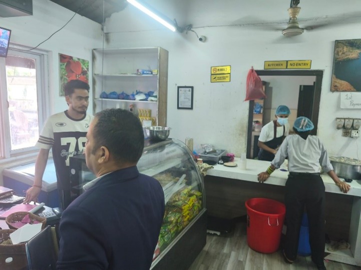 खाद्य स्वच्छतामा कमजोरी भेटिएपछि किसु चमेना गृहलाई सुधार गर्न निर्देशन